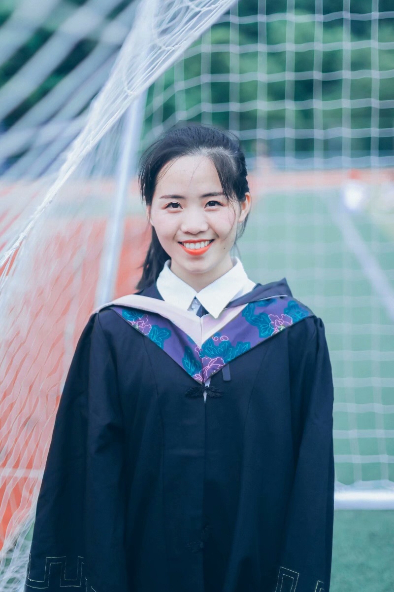 毕业季的美丽笑容,一张很真实的照片,女孩很可爱.