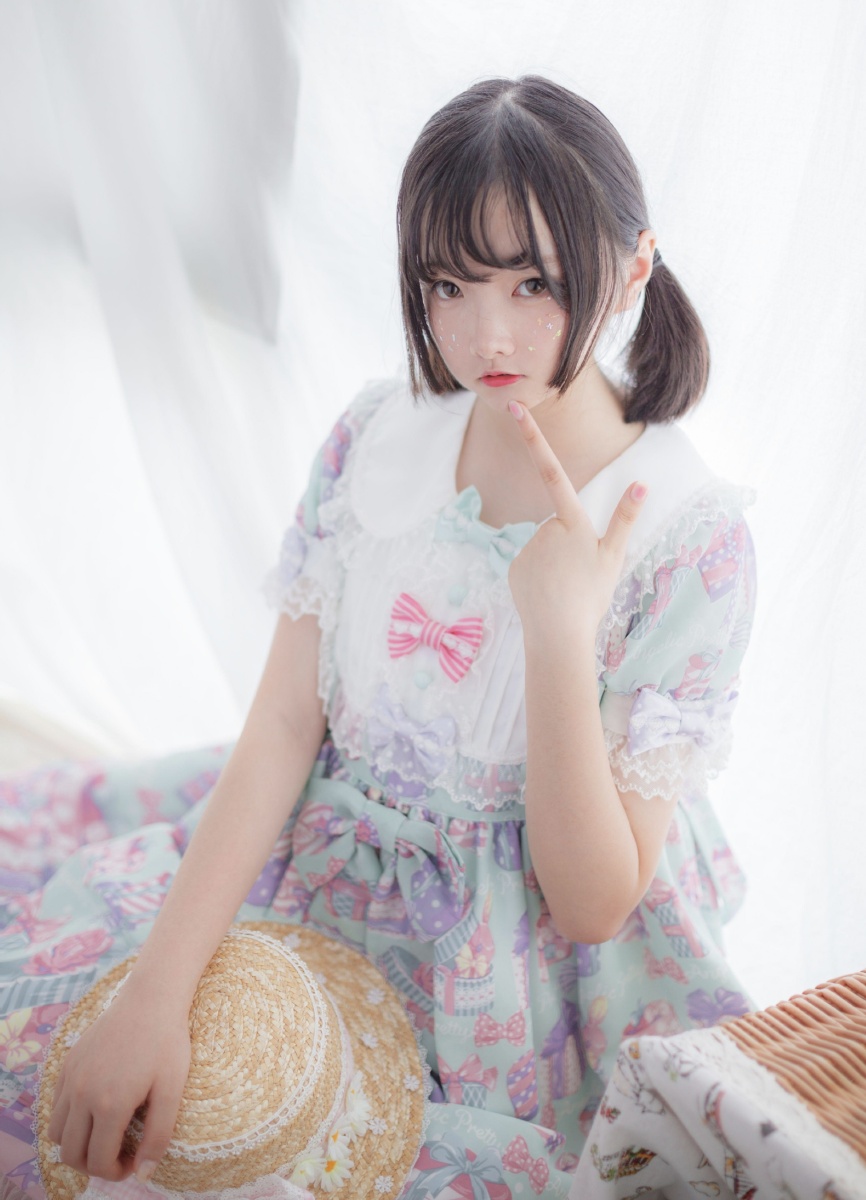 洛丽塔抱兔子的可爱萝莉