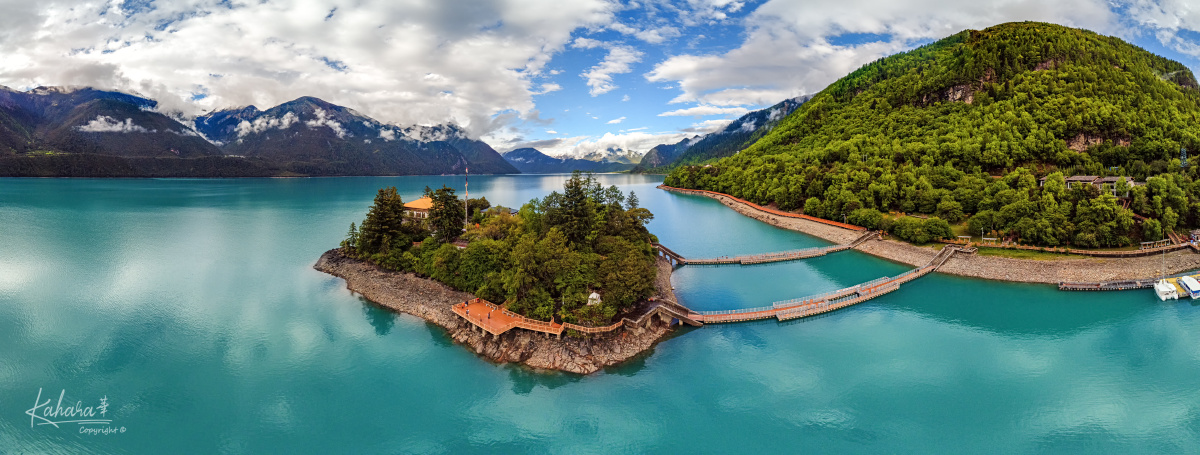 巴松措湖心岛