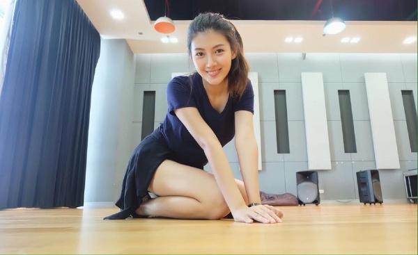 就读于泰国蓝康恒大学的oravee拥有令人羡慕的甜美脸蛋和诱人身材