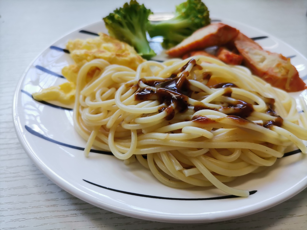 纪念第一次做意面原相机随手摆拍图不忍心给它加滤镜感激那时候的光源