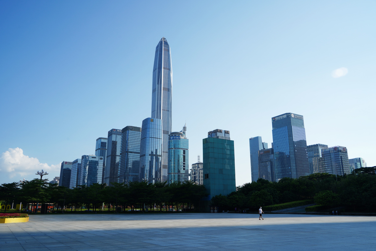 深圳市民中心广场高楼大厦戴口罩的游客