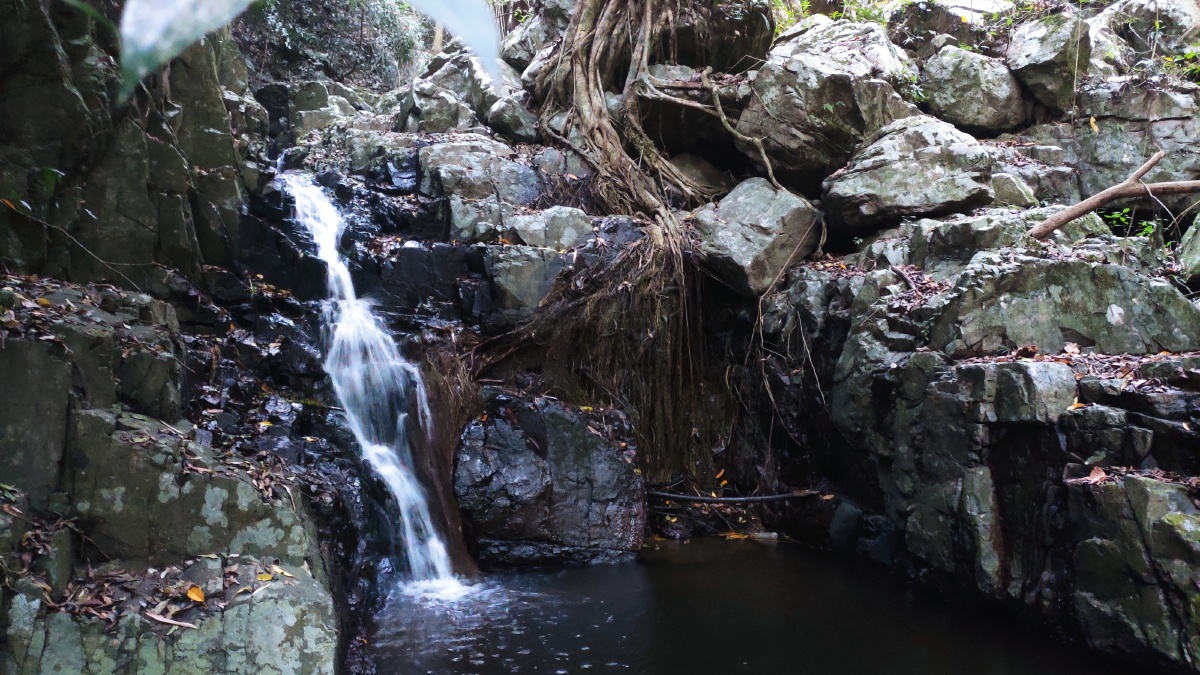 海南鹦哥岭小瀑布