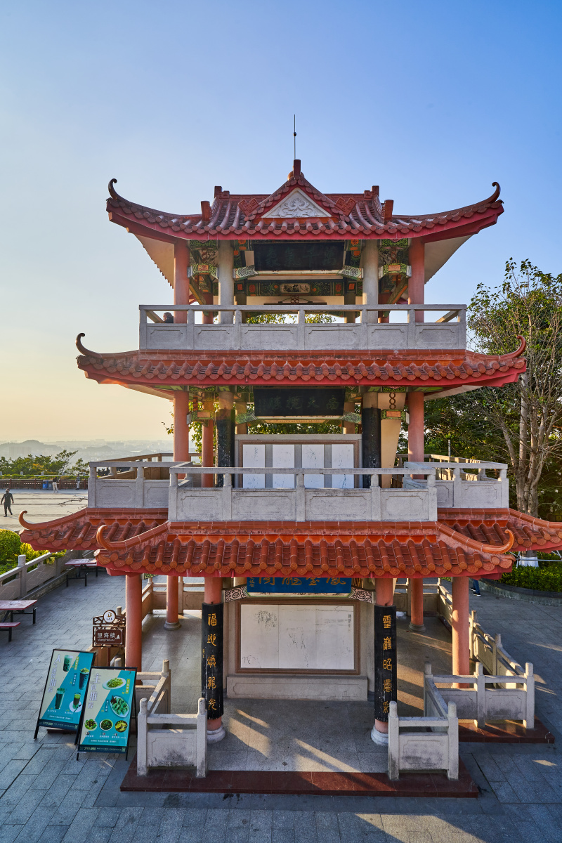 夕阳照耀凤凰山望海楼