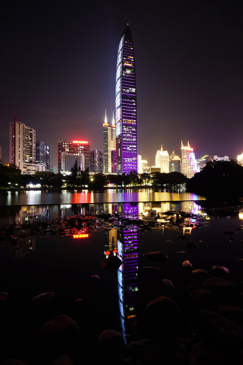 深圳夜色城市高楼大厦京基一百水倒影荔枝公园