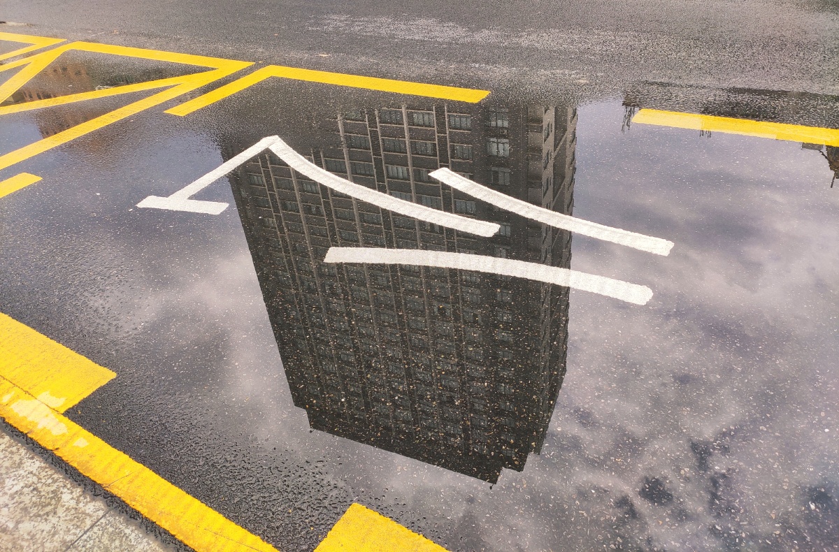 路面积水倒影高楼