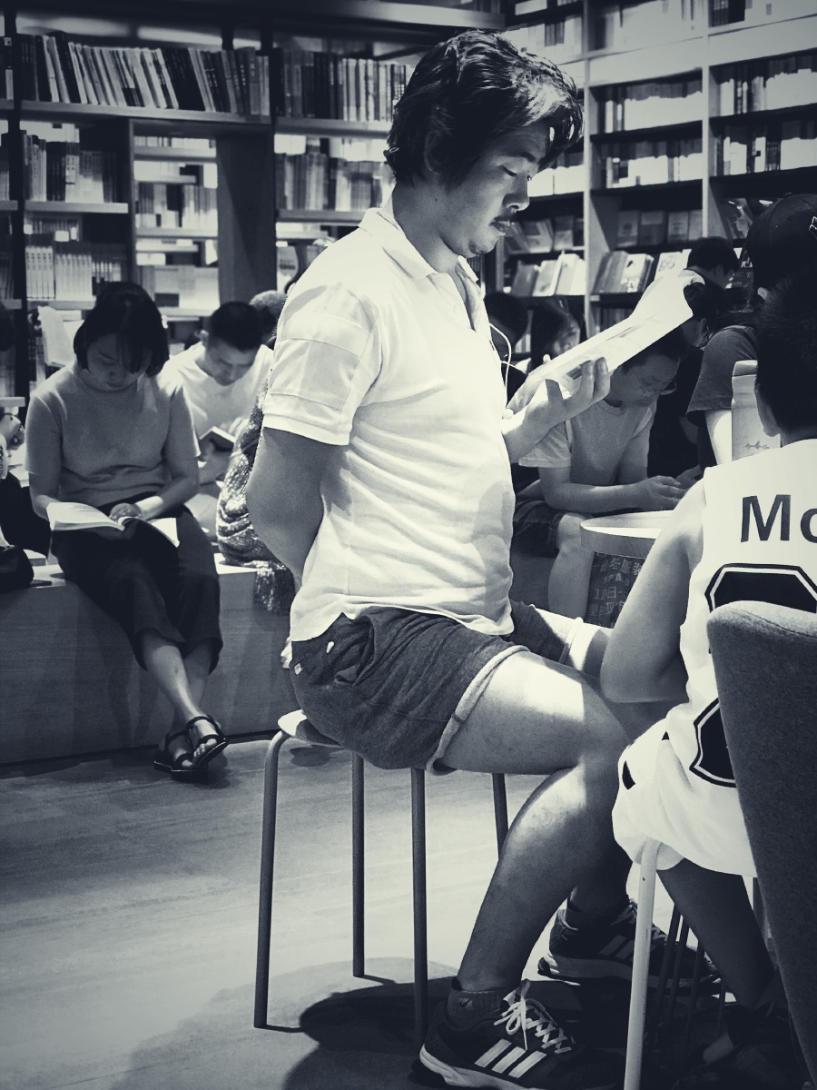 认真读书的男人