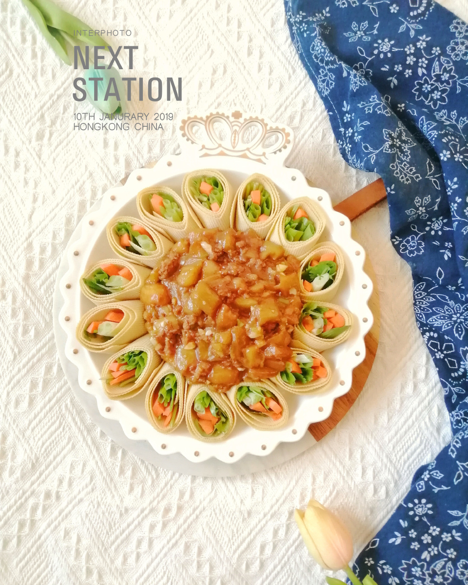 莲花茄子造型摆盘酷似莲花所以这道菜就叫莲花茄子