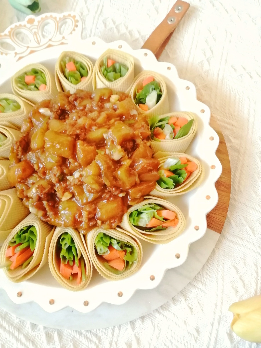 莲花茄子造型摆盘酷似莲花所以这道菜就叫莲花茄子