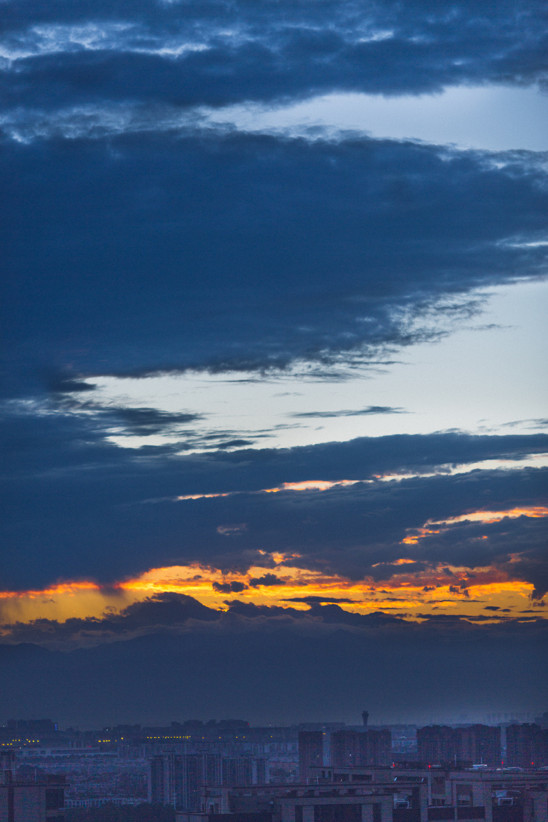 乌云晚霞火烧云城市上空