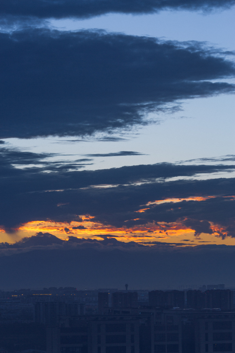 乌云晚霞火烧云城市上空