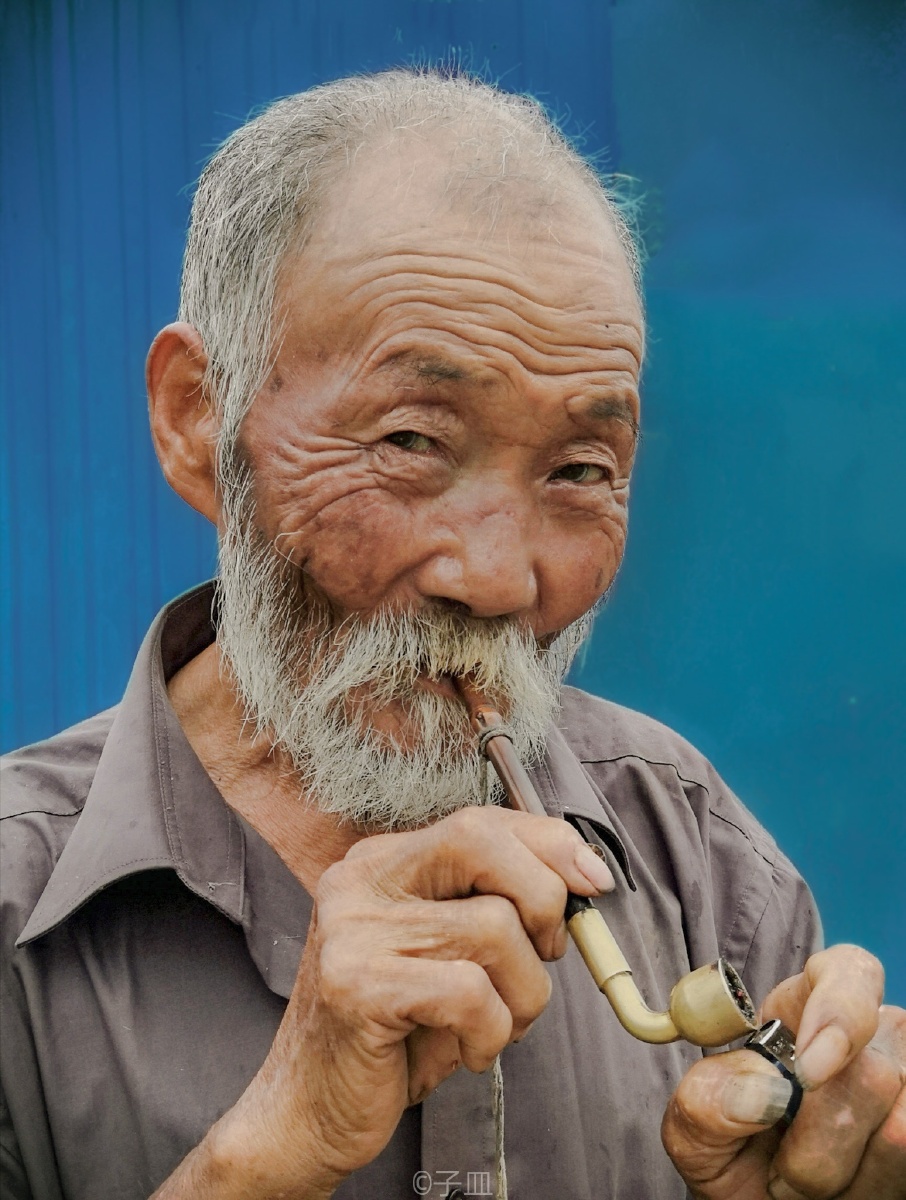 抽大烟袋的老爷子