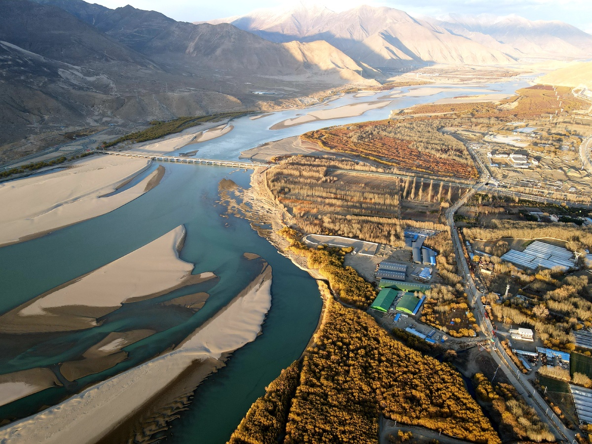 山南火车站和山南市航拍几景