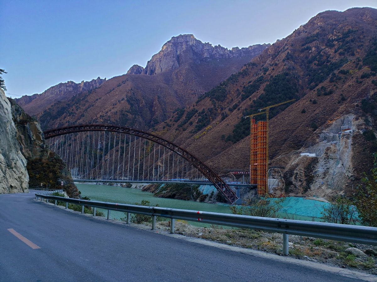 藏木特大桥是拉林铁路重点标志性工程,位于西藏自治区山南市加查县