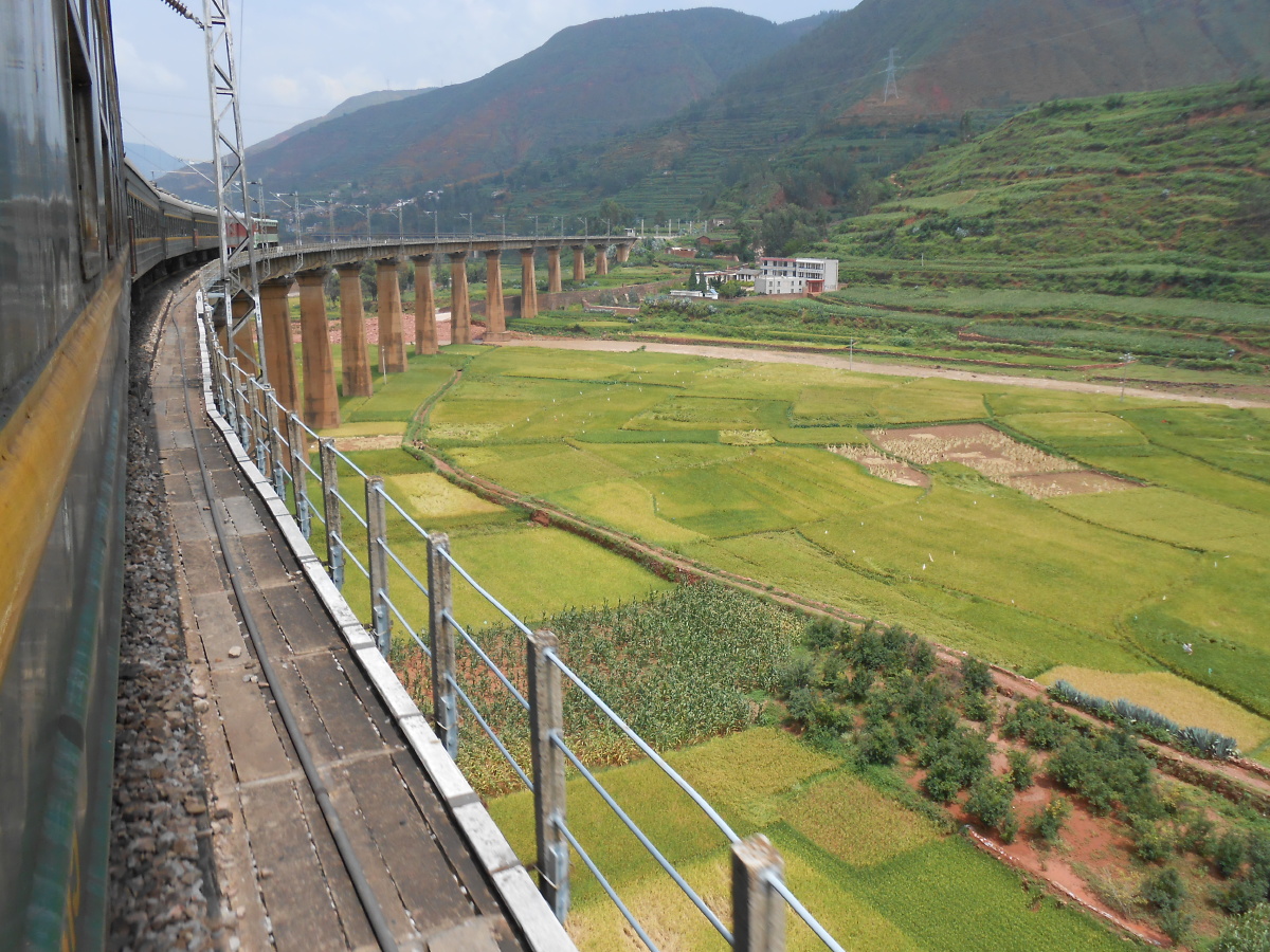 坐着6162经过大田箐特大桥与法拉展线