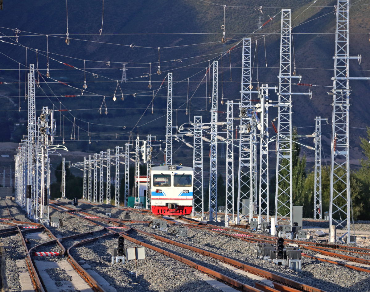 拉林铁路为西藏第一条电气化铁路