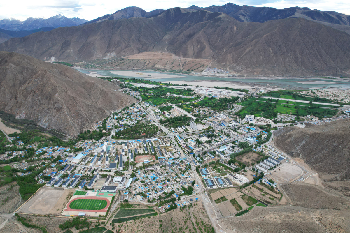 航拍5月的桑日小城