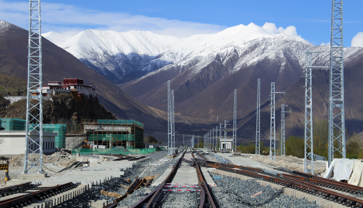 站台站房和岔道铁轨如火如荼建设中的桑日火车站