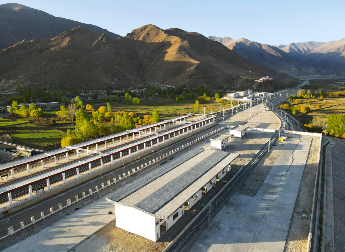 桑日火车站货运站台