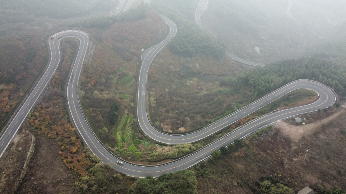 宁波61四明山网红公路大雾
