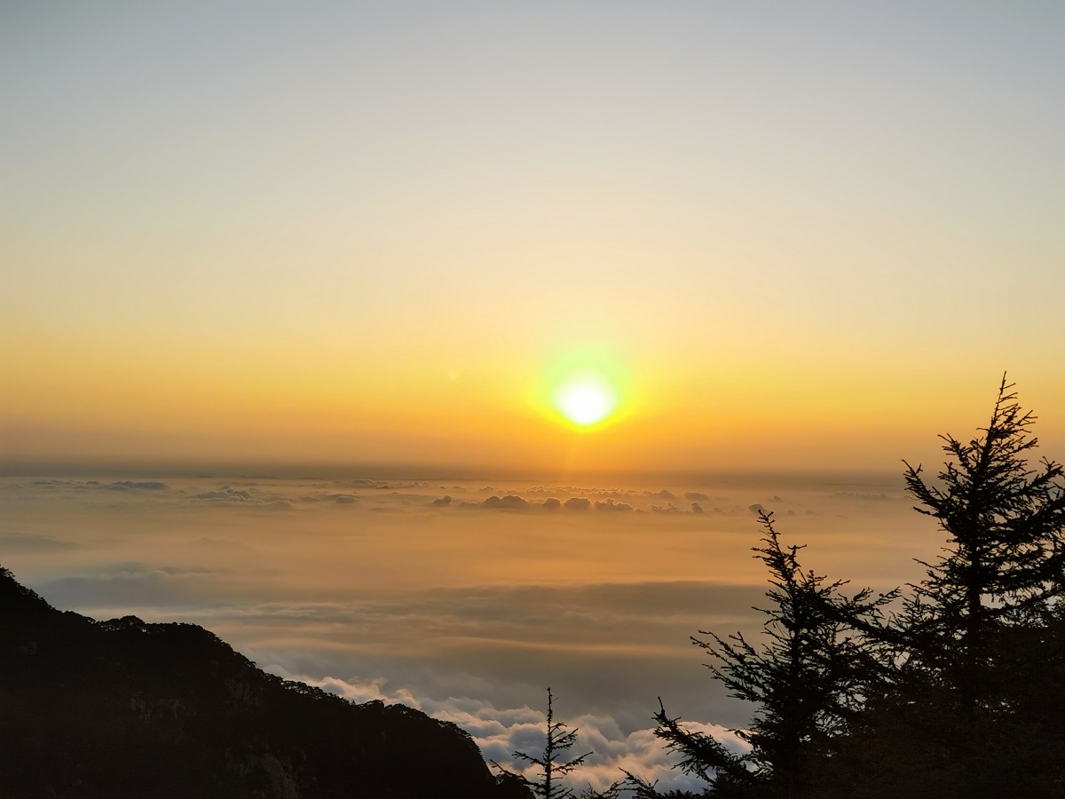 泰山顶上看日出