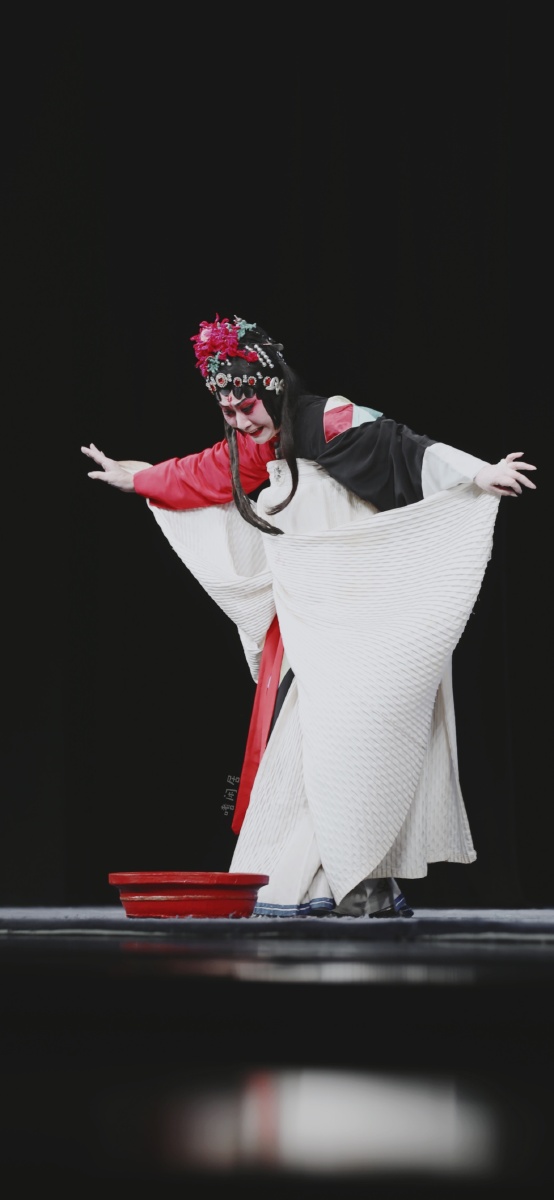 嗜闲昆曲烂柯山泼水by梁谷音老师每演出这样的戏真的是又期待又心疼