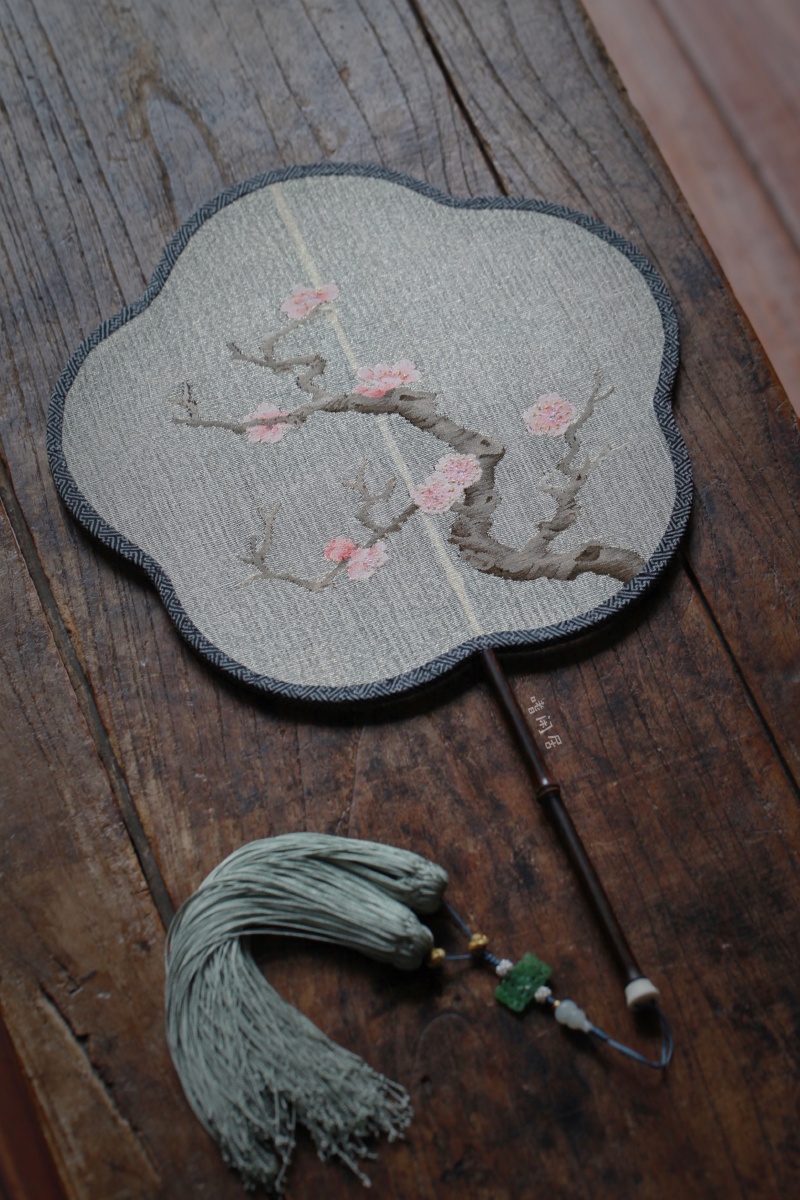 梅占百花魁春到须先放缂丝十二花神团扇之一月农历梅花紫竹扇柄梅花形