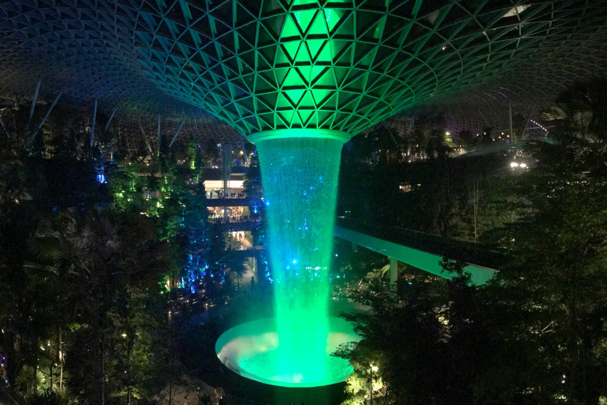 星耀樟宜室内瀑布灯光秀新加坡樟宜机场