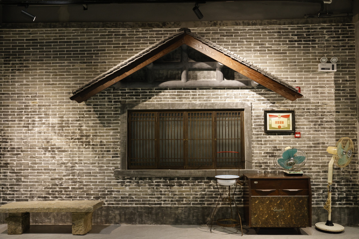 青砖瓦漆墙下的老旧物件