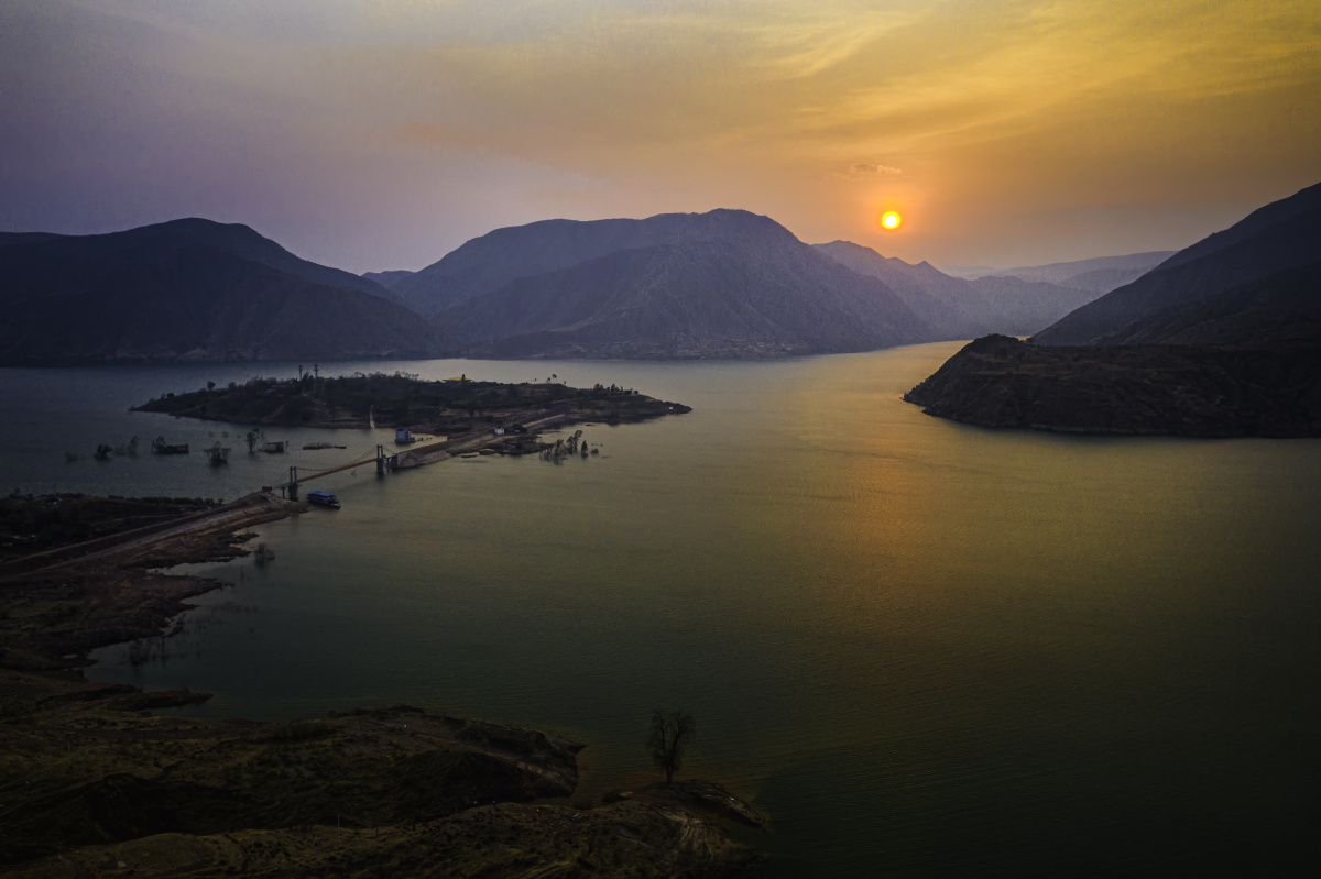 金沙水拍云崖暖