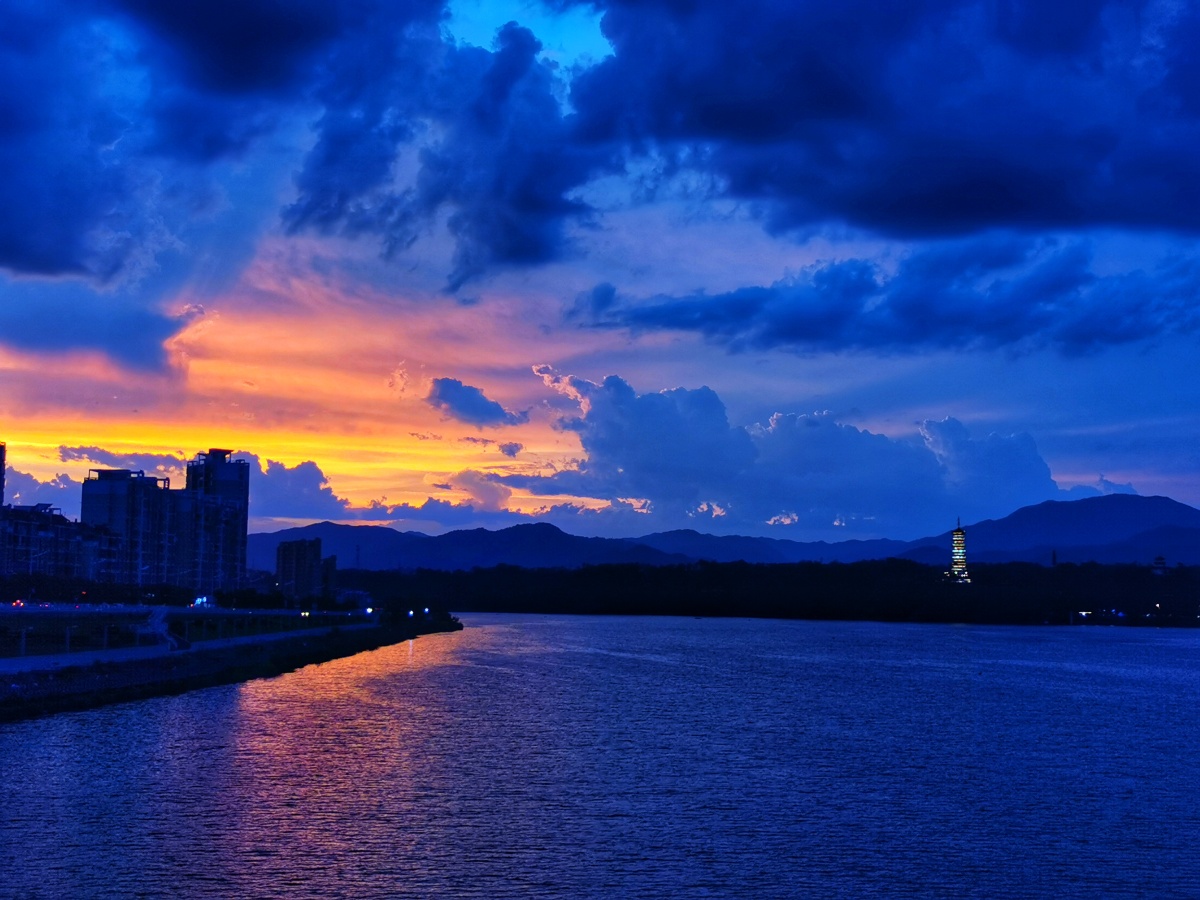 晚霞映照于都河