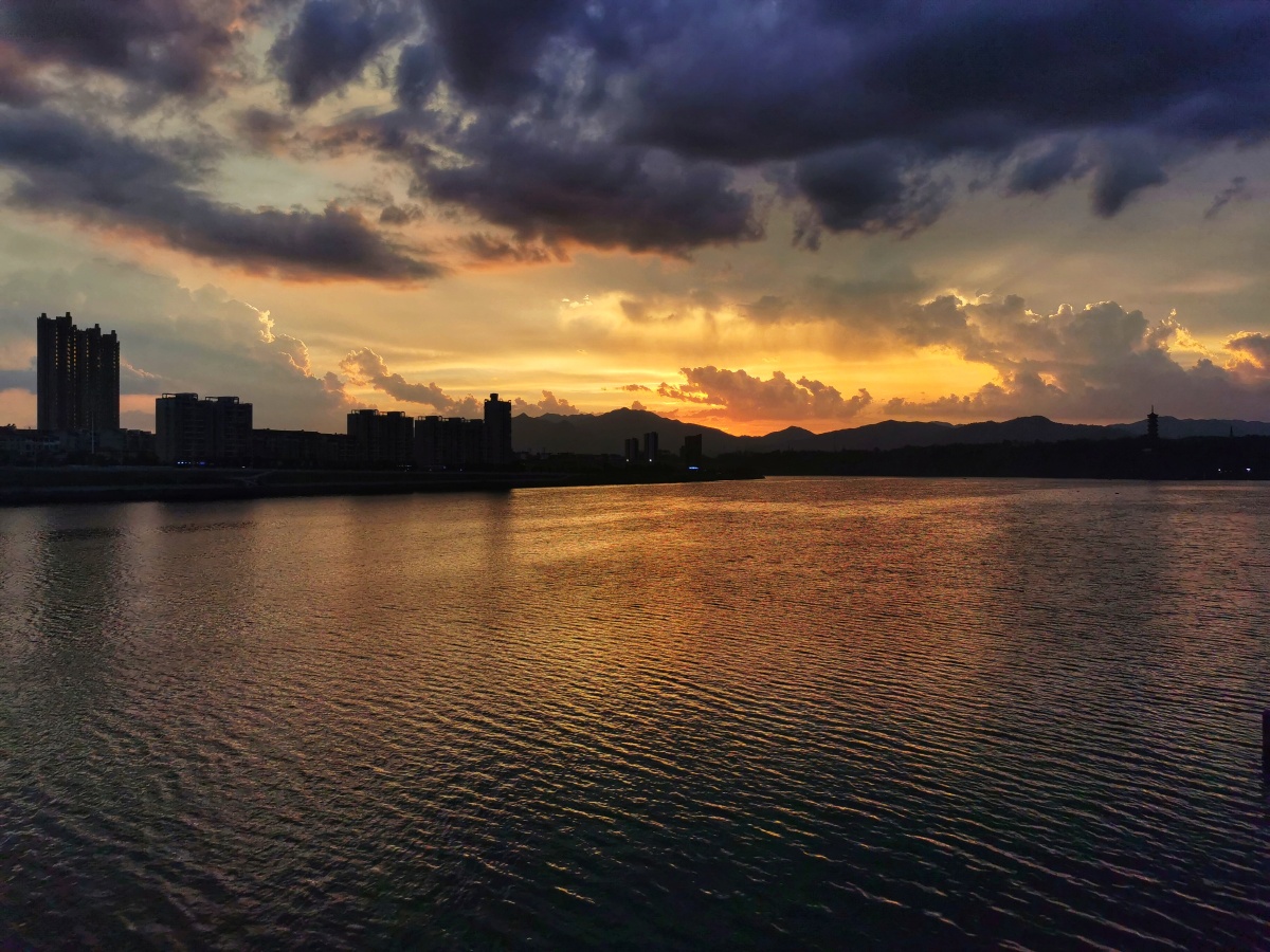 晚霞映照于都河