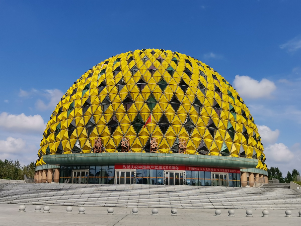 浠水县著名建筑,位于月湖公园旁,浠水杂技馆,浠水人都爱称之为"大菠萝