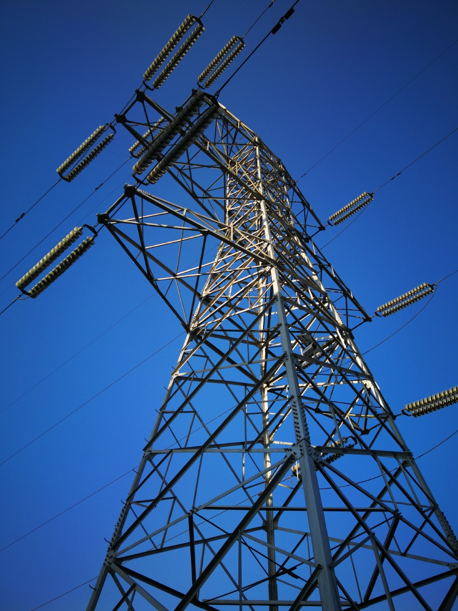 晨光照射高压电塔 - 拾光姨 - 图虫