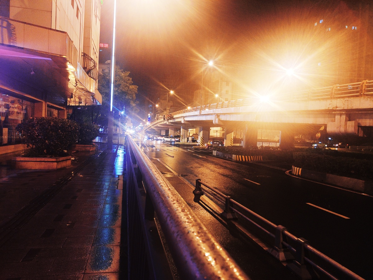 落寞的身影孤独的背着走在寂静的城市里