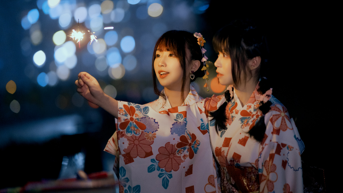 和服烟花棒夜景两个可爱小姐姐拍摄时下大雨这几张是桥下躲雨的时候拍