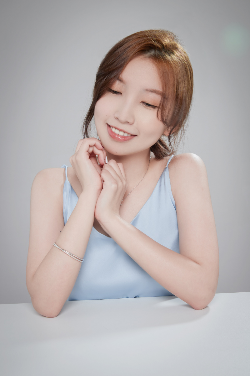 用心书写为作品增色女写真