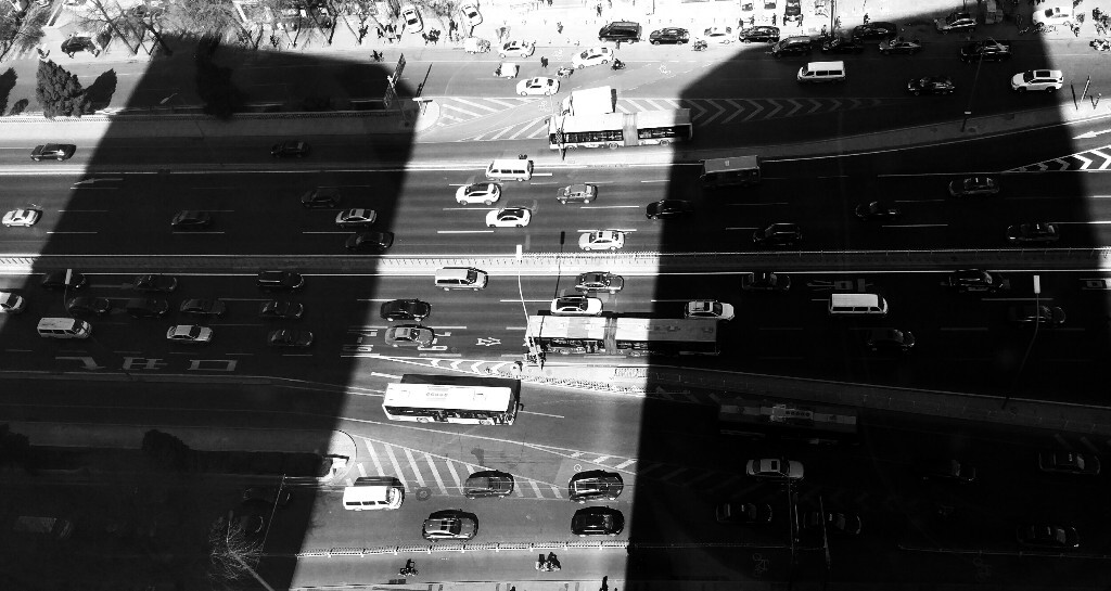 巨大的影子 - 手机, 黑白, 抓拍, 城市 - WYD_明天