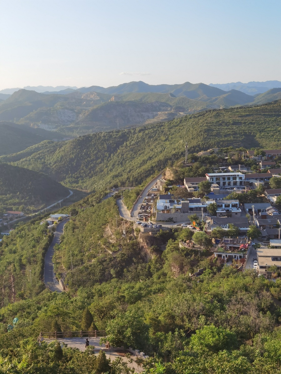 西井峪石头村,是以石质乡村建筑闻名的古村落,2010年被住房和城乡建设
