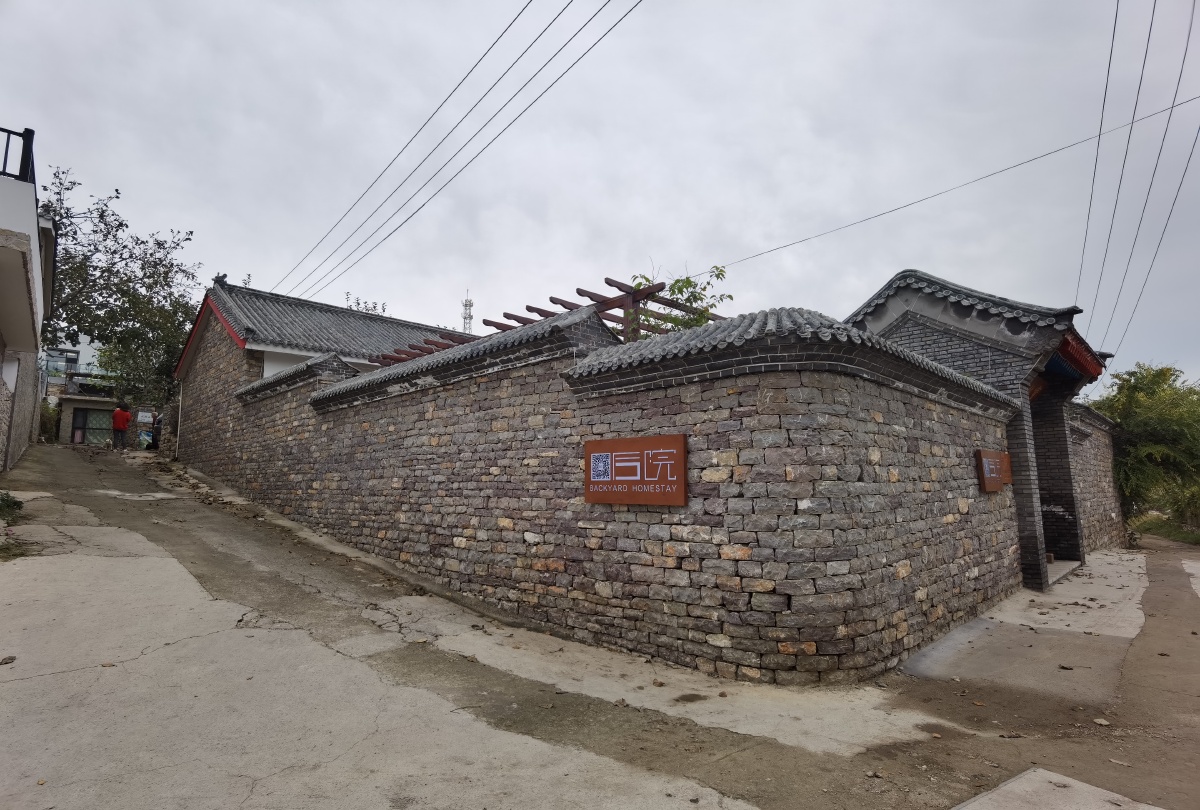 西井峪石头村,是以石质乡村建筑闻名的古村落,2010年被住房和城乡建设