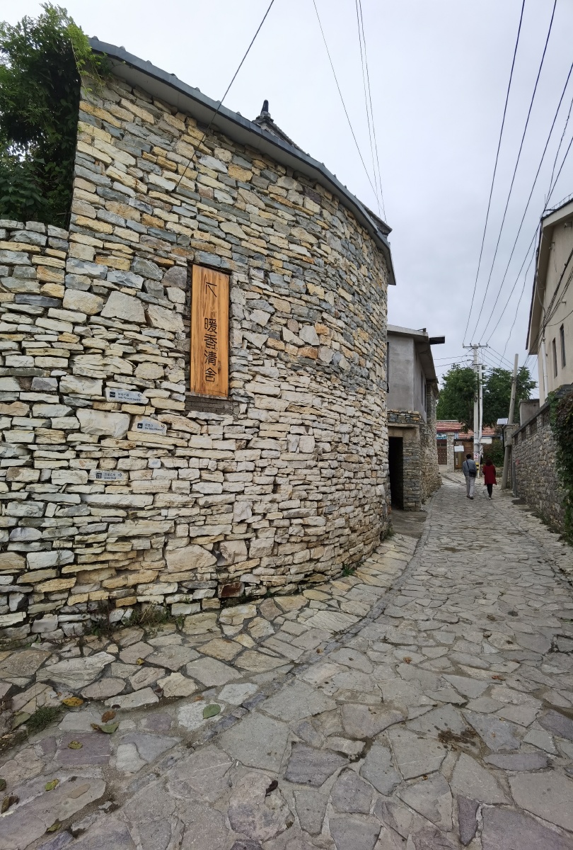 西井峪石头村,是以石质乡村建筑闻名的古村落,2010年被住房和城乡建设