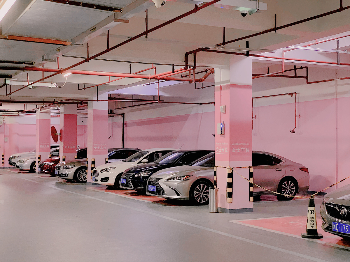 粉色停车位是美观也是对女生的一种关怀