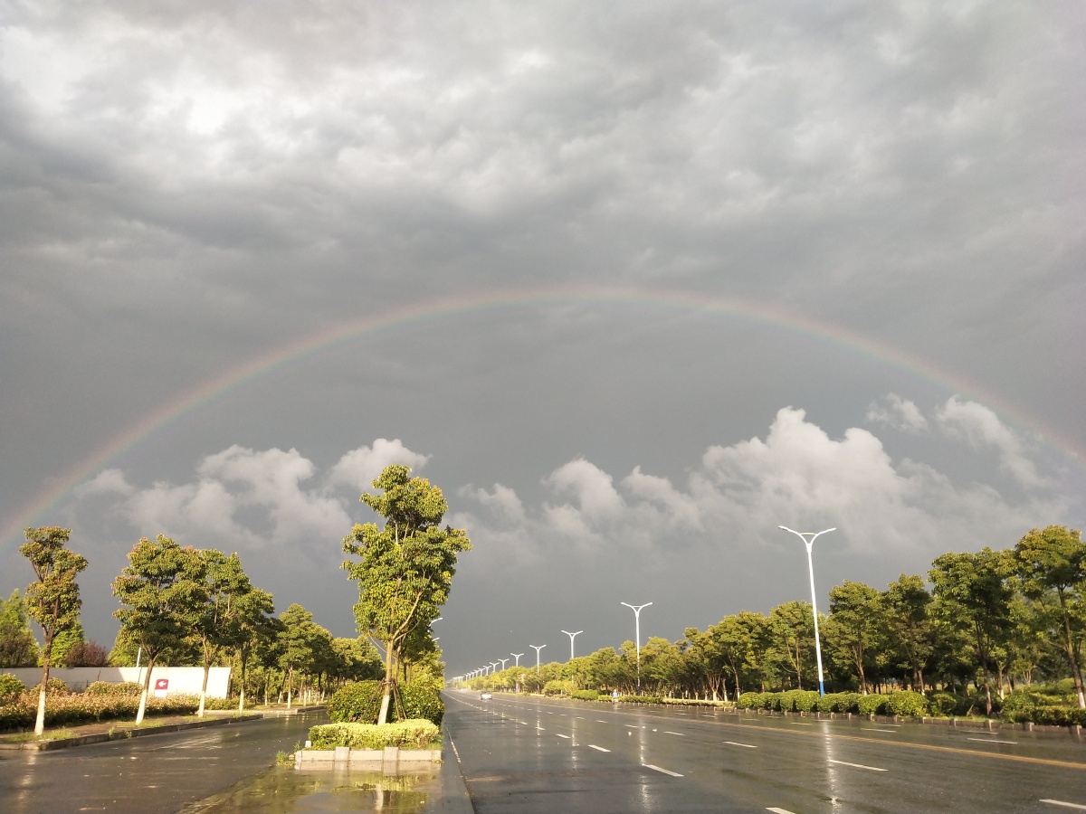 前面出太阳中间下大雨后面出彩虹09