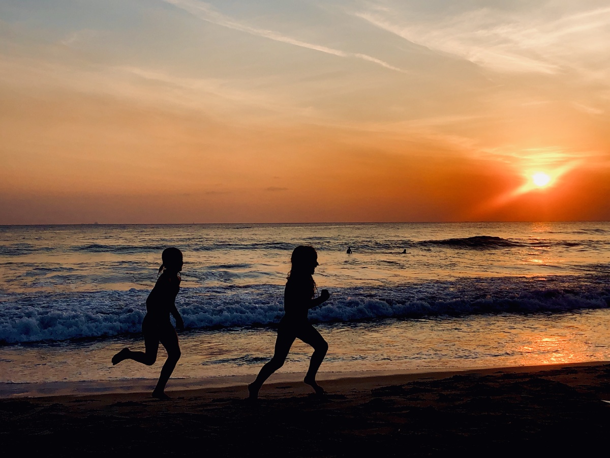 夕阳下奔跑的女孩