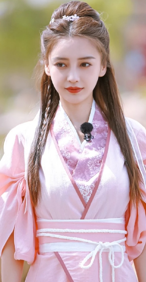 原来杨颖穿古装也是非常好看的.身材一直是那么好,真是有点儿羡慕呀.