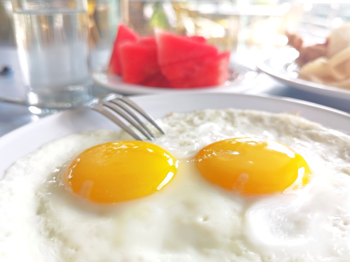 美好心情从早餐开始两个半熟的煎鸡蛋营养一天