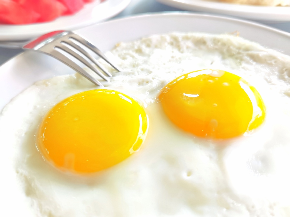 美好心情,从早餐开始!两个半熟的煎鸡蛋,营养一天. - 开心379