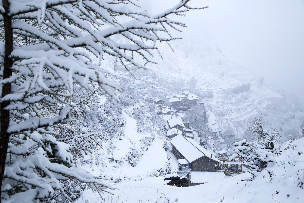 悬空村雪景～宁武县涔山乡王化沟村是一个令人惊奇而独特的村庄,它隐