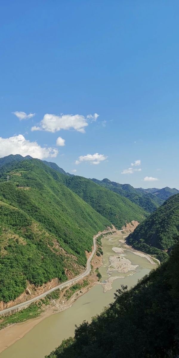 嘉陵江边迎彩霞2019年宝成线嘉陵江略阳段防洪抢险