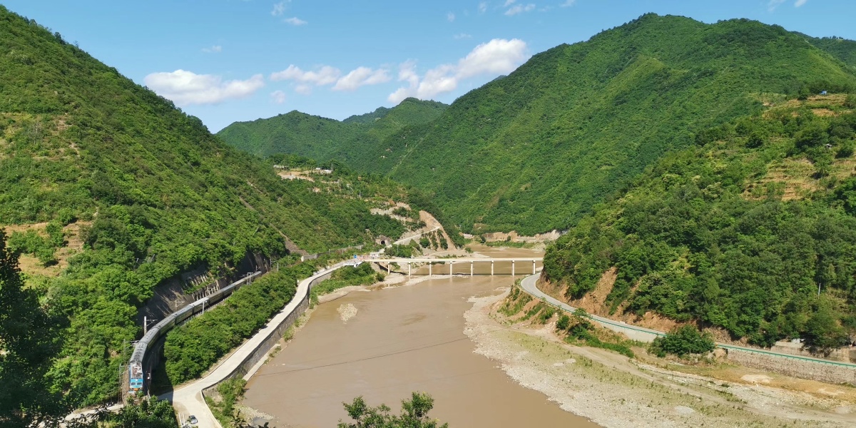 嘉陵江边迎彩霞2019年宝成线嘉陵江略阳段防洪抢险